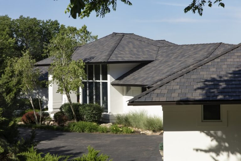 Single-storey home finished with DaVinci multi-width shake